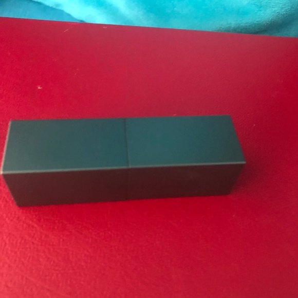 New lipstick/gloss/pencil -Lisa Rinna Beauty - Picture 6 of 8